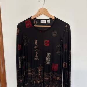 Chico's Travelers Black Asian Designs Lagenlook Slinky Artsy Art-to-Wear Top